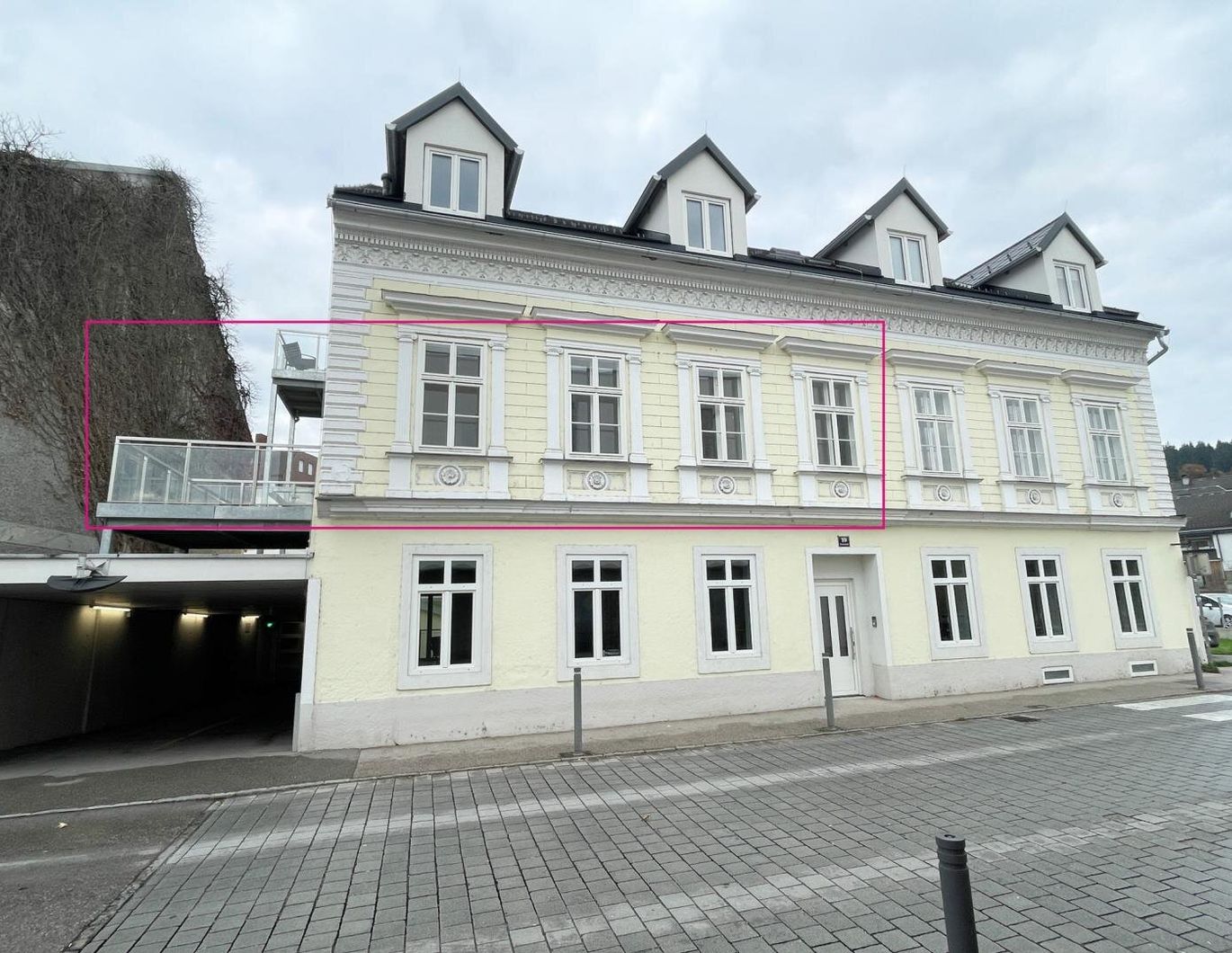 Provisionsfrei! Exklusive 2-Zimmer Wohnung mit XL-Terrasse, Tiefgaragenplatz und Villen Flair zu vermieten in Vorstadt Vöcklabruck
