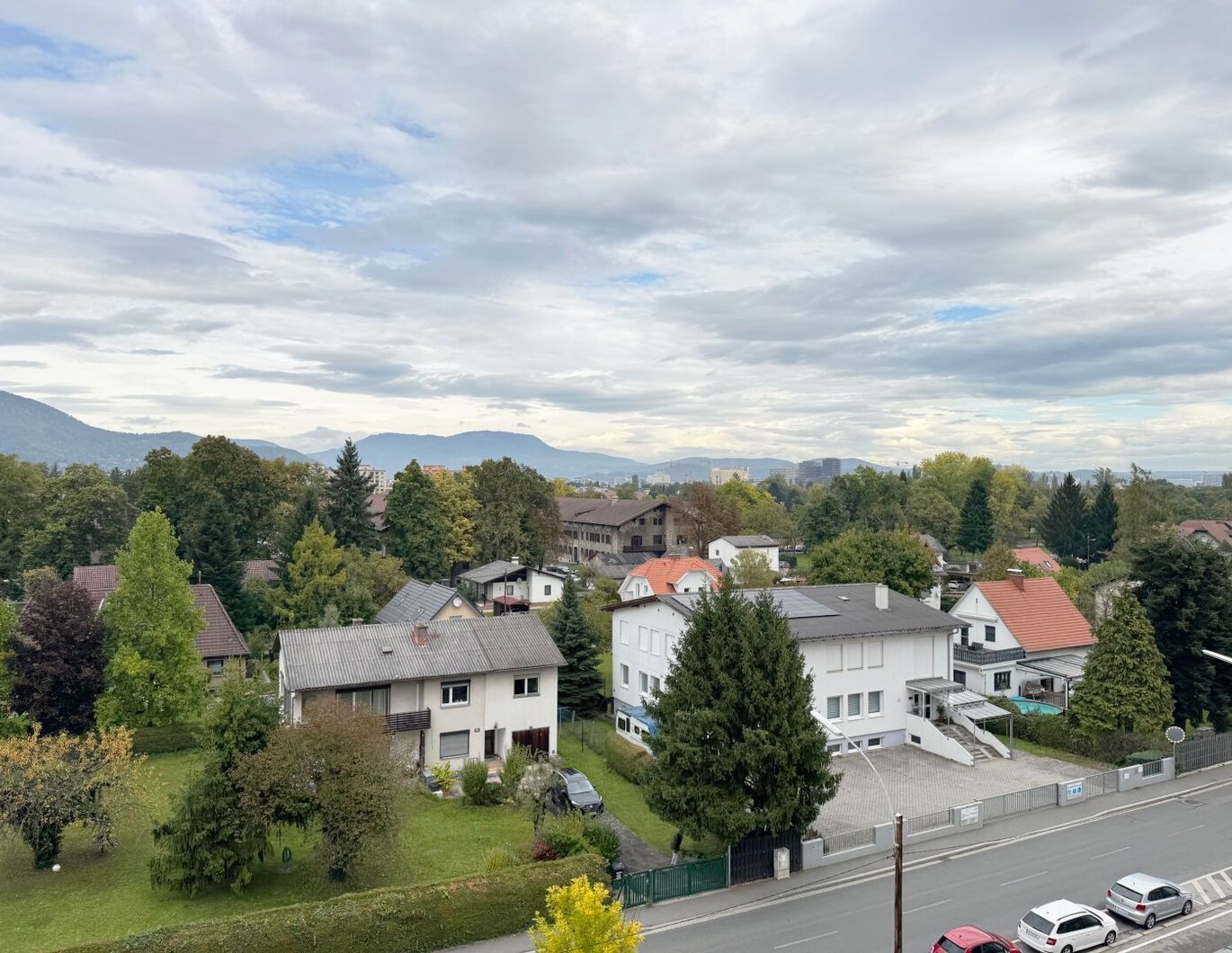 Wohnen über den Dächern von Graz: Sonnige Wohnung mit Balkon, Parkplatz und Lift