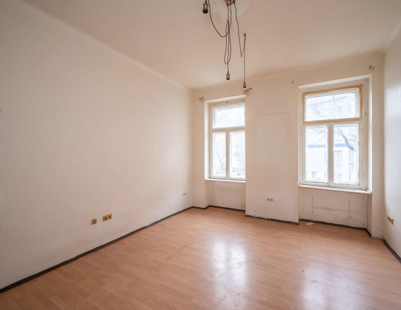 ++KLNB121++ Renovation Opportunity: Well-Located Studio Apartment with Airbnb Potential